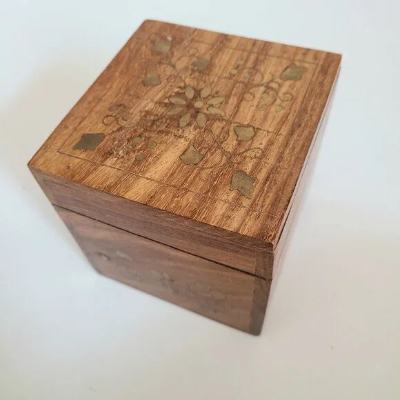 Vintage wooden trinket /jewelry box with brass floral inlay. - Picture 5 of 10